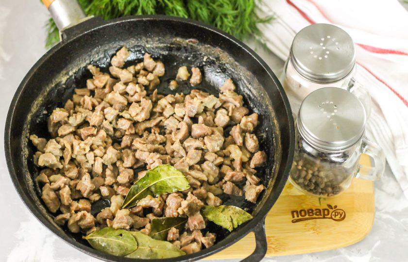 1. Этап. Фаршированные гогошары: Когда вода выкипит - можно добавлять овощные нарезки. Поэтому заранее очистите морковь и лук, промойте в воде. Нарежьте мелкими кубиками.