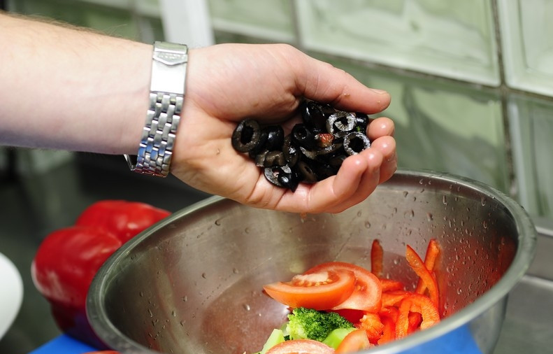 1. Этап. Салат из капусты брокколи: В салатницу также кладем нарезанные колечками маслины.