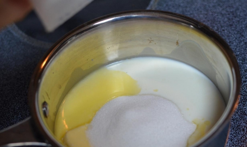 1. Этап. Начинка из мака: Смесь постоянно помешивать до полного растворения сахара.