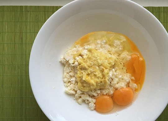 1. Этап. Творожно-лимонный кекс: 2. Параллельно включите разогреваться духовку до 180 градусов. В глубокую мисочку отправьте творог, сахар, яйца и лимон. Выложите размягченное сливочное масло. Все взбейте до однородной массы.