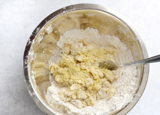 1. Этап. Макароны своими руками: 2. Перемешайте аккуратно сначала вилкой, после выложите на стол и вымешайте руками.