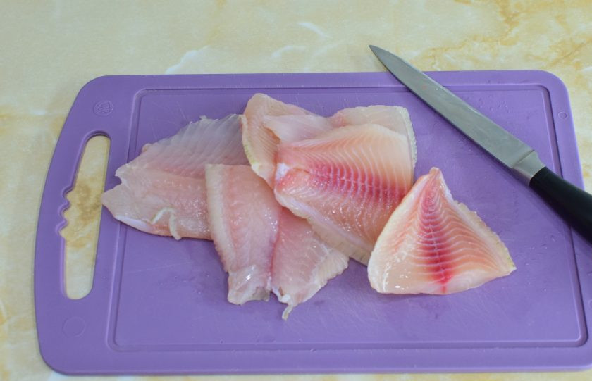 1. Этап. Филе тилапии в муке на сковороде: Каждое филе тилапии разрежьте пополам.