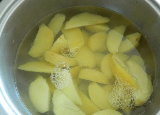 1. Этап. Салат с сельдью по-цёблицки: 4. Картошку заливаем горячим овощным бульоном. Отставляем в сторону, пусть остывает.