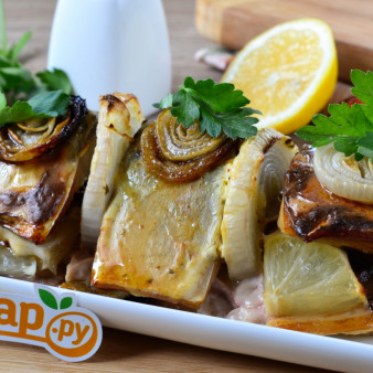 Запеченная скумбрия с луком и лимоном