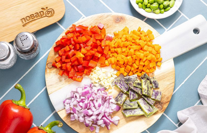 1. Этап. Паста орзо с овощами: Красный лук, болгарский перец и морковь нарежьте на мелкие кубики. У стручковой фасоли отрежьте хвостики и разрежьте на небольшие части. Чеснок очистите от шелухи и мелко порубите.