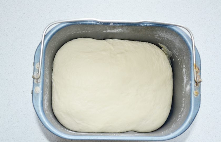 1. Этап. Пицца с сосисками по краям: Когда тесто замесилось, оставьте его подходить примерно на часик.