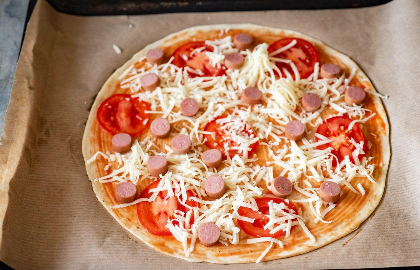 1. Этап. Пицца Виктория: Поверх равномерно распределите натертый на крупную терку сыр сулугуни.