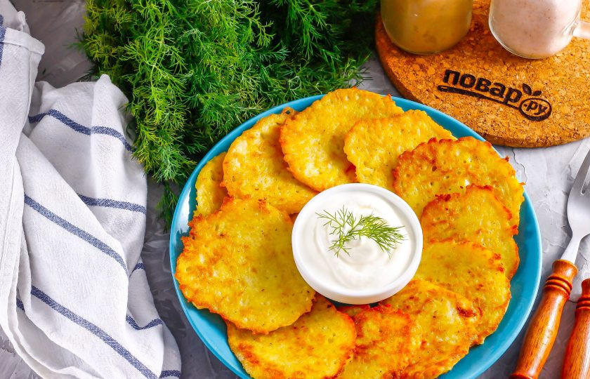 1. Этап. Кремзлики: Выложите кремзлики на тарелку и подайте к столу горячими со сметаной. Гуцулы запекают такие оладьи в горшочке со свининой и сметаной, подавая блюдо в той емкости, в которой оно готовилось.