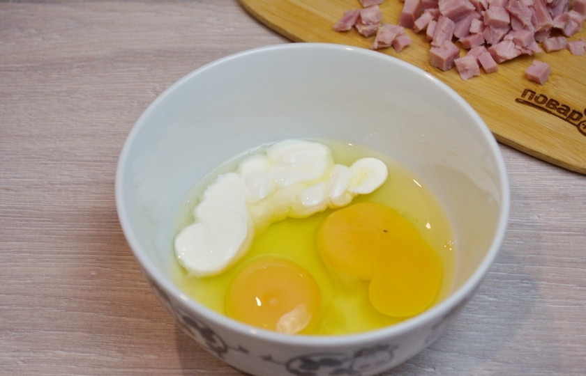 1. Этап. Рис по-кантонски: В миску вбейте 2 яйца, добавьте 2 ложки сметаны и 3 ст. ложки воды. Взбейте массу до однородности.