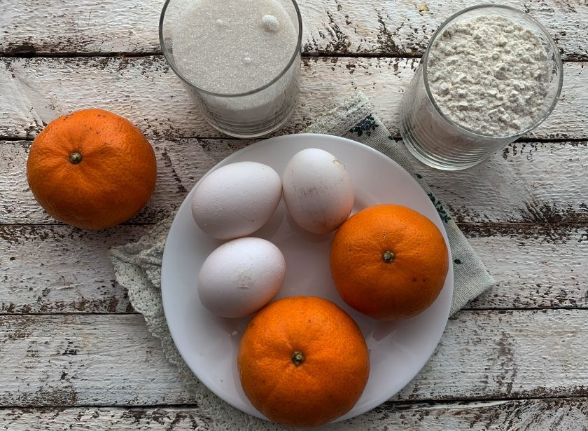 1. Этап. Заливной пирог с мандаринами: Подготовьте все необходимые ингредиенты.