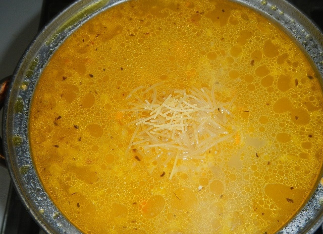 1. Этап. Суп из фрикаделек с вермишелью: 8. Осталось только добавить макарошки, проварить их буквально 3-4 минуты и снять супчик с огня. Накройте крышкой, пусть настоится еще 10-15 минут. Перед подачей можно добавить свежую зелень. Приятного аппетита!