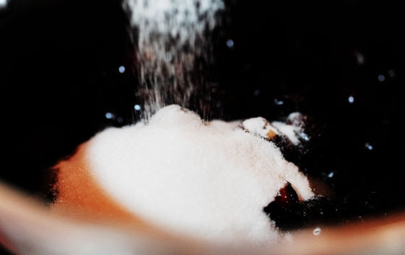 1. Этап. Вишневый щербет в мороженице: 2. Добавьте сахар, поставьте на огонь. Доведите до кипения и томите около 15 минут, помешивая. Сахар должен полностью растаять и вместе с соком образовать сироп.