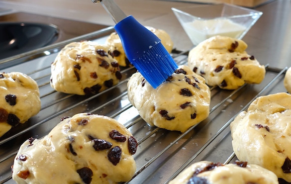 1. Этап. Булочки с изюмом в духовке: 8. Смажьте булки молоком, чтобы получилась красивая корочка.