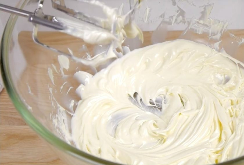 1. Этап. Бисквитный рулет с желе: 5. Желток смешайте с молоком, процедите, добавьте сахар и ванильный сахар. Доведите до кипения и проварите до загустения. Перелейте в миску и полностью остудите. Мягкое сливочное масло взбейте миксером в течение пяти минут.