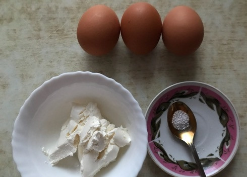 1. Этап. Воздушные яичные лепешки: 1. На фото ингредиенты, которые нам потребуются.