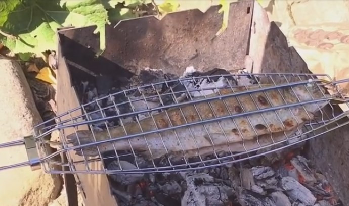 1. Этап. Форель на мангале в лимонно-чесночном маринаде: 6. Решетку смажьте маслом, заложите туда рыбу, поставьте ее на мангал. Переворачивайте каждые 2 минуты, поливая чесночным маринадом. Готовится форель в среднем 20 минут.