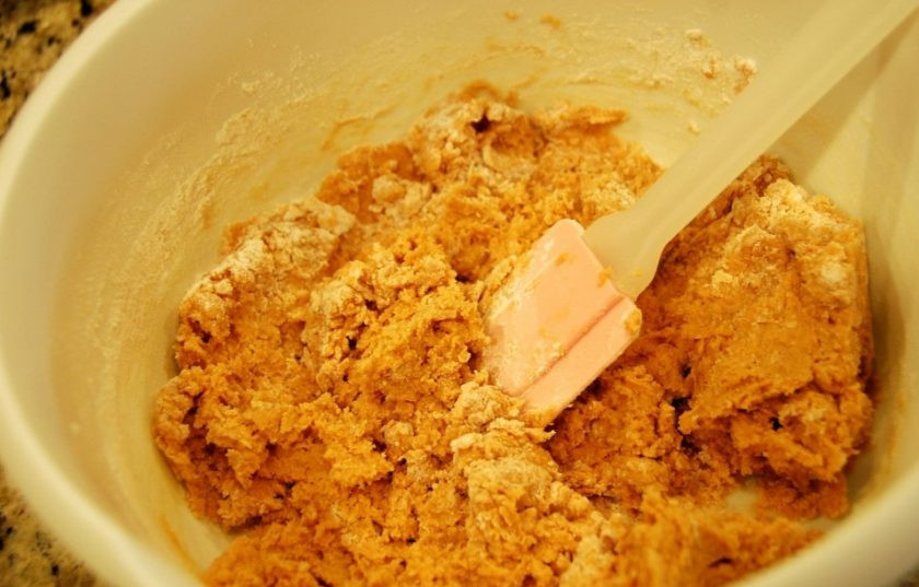 1. Этап. Оранжевое печенье: 4. Соедините масляную смесь и сухие ингредиенты, перемешайте.