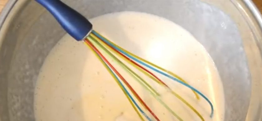 1. Этап. Открытые пирожки с творогом: 2. Перемешайте смесь венчиком до однородного состояния, после чего постепенно добавьте просеянную муку. Постепенно вымесите тесто и перед последним добавлением муки добавьте растопленное остывшее сливочное масло.