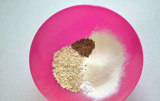 1. Этап. Овсяное печенье с льном: Добавьте семена льна.