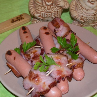 Сосиски в беконе