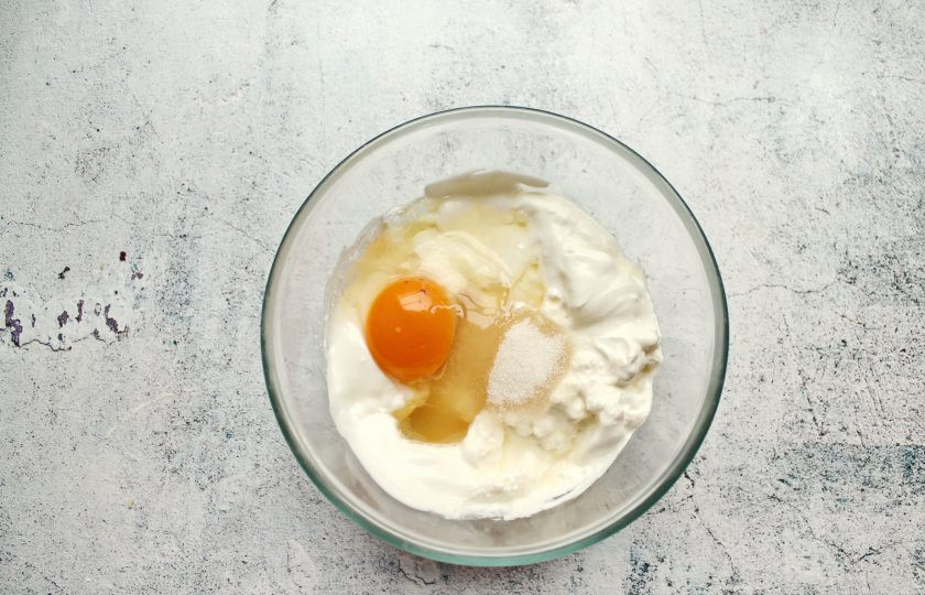 1. Этап. Ягодный пирог с маскарпоне: В миску выложите маскарпоне, сметану, сахар и разбейте яйцо. Все хорошо взбейте до однородности.