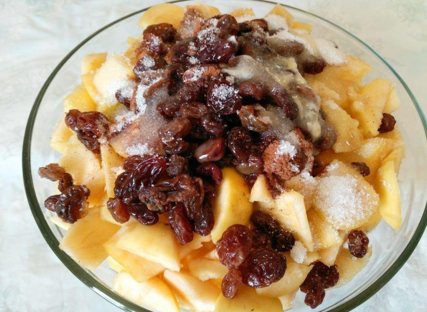 1. Этап. Яблочный пирог из овсяного теста: Приготовьте начинку для пирога, соединив яблоки (очищенные и порезанные на кусочки), промытый изюм, корицу, сахар (30 г) и растопленное масло (30 г).