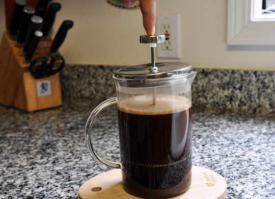 1. Этап. Французский кофе: 4. Теперь нужно придавить кофе прессом и можно отправлять в прогретую чашку. Наслаждайтесь!