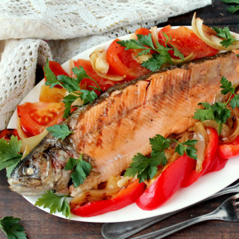 Форель тушеная с овощами