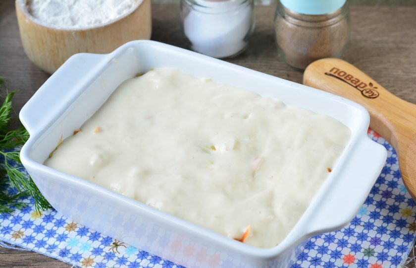 1. Этап. Капустный заливной пирог на майонезе и сметане: Залейте оставшимся тестом, разровняйте.