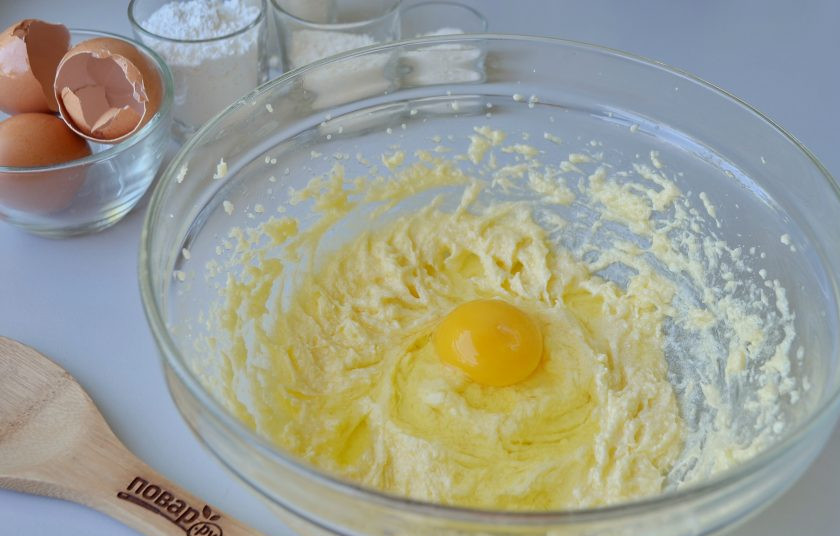 1. Этап. Кокосовые пирожные со сгущенкой: 3. Вводите в масляную основу по одному яйцу, не прекращая взбивать.