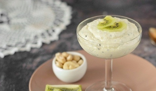 1. Этап. Взбитый творог с кешью и киви: Готовый взбитый творог с кешью и киви переложите в креманку и украсьте на свой вкус.