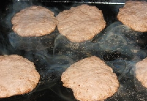 1. Этап. Бифштекс из фарша: Сковороду разогреть, смазать маслом. На небольшом огне обжаривать бифштексы около 10 минут с каждой стороны. Переворачивать аккуратно лопаткой.