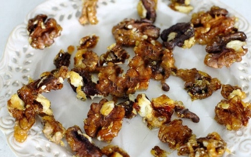 1. Этап. Салат с ветчиной и камамбером: Выкладываем орехи в карамели на тарелку, слегка смазанную маслом. Если вам карамель не нравится, можно просто обжарить орехи.