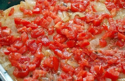 1. Этап. Морской судак в духовке: Следующий слой — жареный лук, а поверх него выкладываем остальные помидоры. Отправляем форму в разогретую до 220 градусов духовку на 35-40 минут.