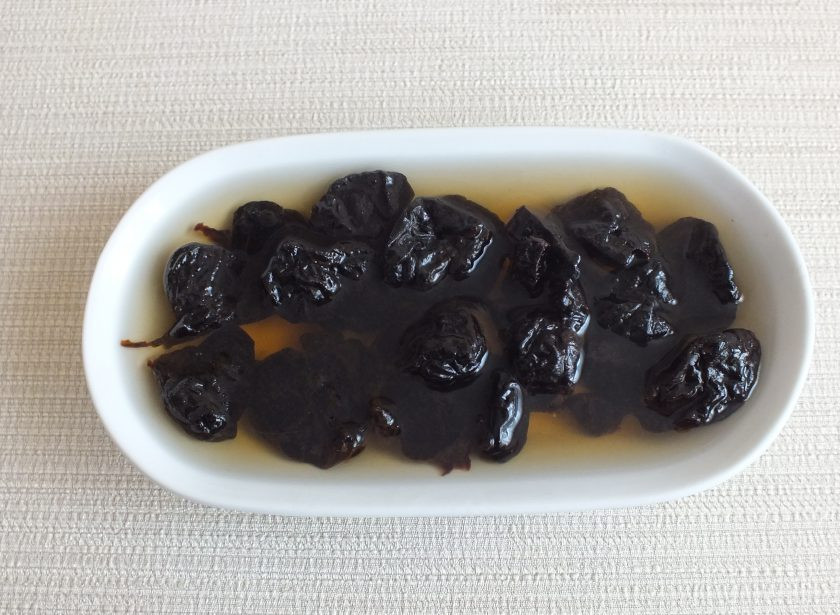 1. Этап. Салат Бордо: Чернослив промойте и залейте кипятком. Оставьте на 10-15 минут для размягчения.