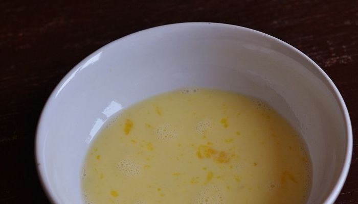 1. Этап. Горячие бутерброды: В миску вбейте сырые куриные яйца. Добавьте к ним молоко и взбейте все до однородности при помощи венчика или же обыкновенной вилки.