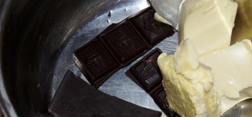 1. Этап. Бисквит с горьким шоколадом: 1. На паровой бане растапливаем шоколад вместе с маслом. Важно не перегреть шоколад, поэтому все время помешиваем ложкой и как только увидим, что все кусочки растопились, сразу снимаем с огня.