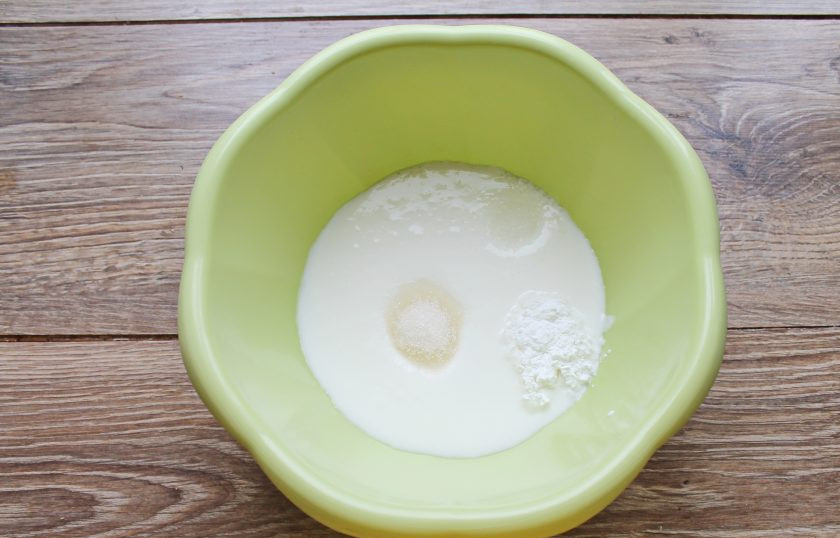 1. Этап. Ленивые пирожки с фаршем: В миску налейте кефир, добавьте сахар, соль и соду, перемешайте.