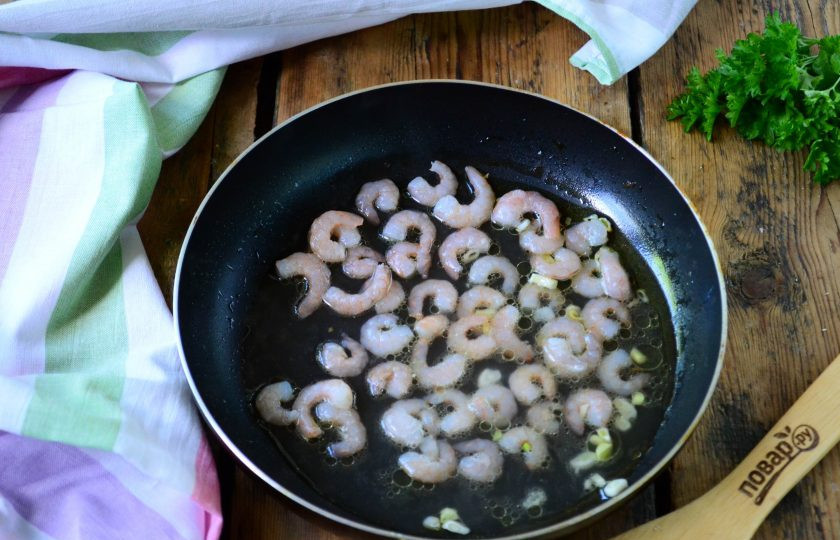 1. Этап. Паста с креветками в лаваше: Затем отправьте в сковороду очищенные креветки и обжарьте несколько минут. Влейте бульон и немного протушите креветки. Посолите по вкусу и добавьте прованские травы.