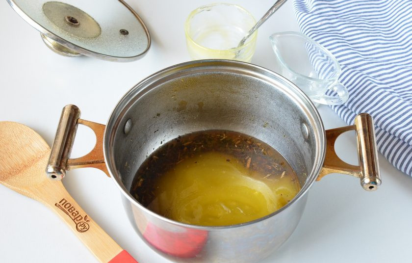 1. Этап. Сироп шалфея: Когда отвар настоится, приоткройте крышку и дайте ему немного остыть. В теплый отвар выложите мед и лимонный сок. Перемешайте хорошо, чтобы мед растворился полностью.