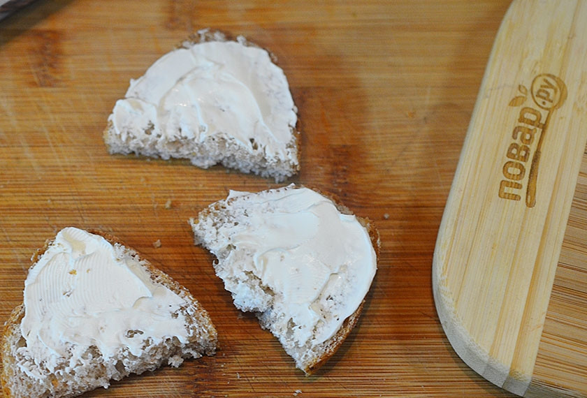 1. Этап. Ассорти из канапе: Намажьте творожным сыром.