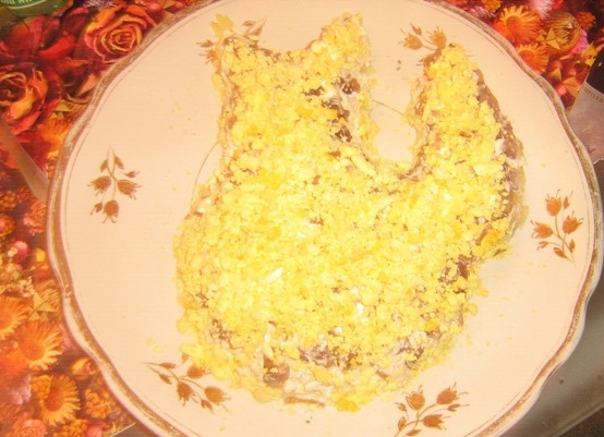 1. Этап. Салат Белочка: Отделите яичные белки от желтков. Следующим слоем будут желтки. И смажьте их майонезом.