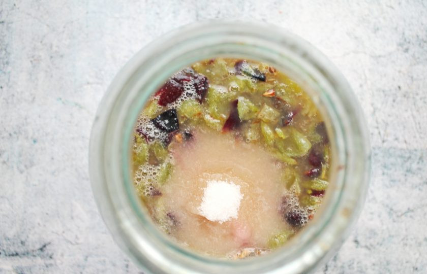 1. Этап. Виноградный уксус: Всыпьте в раздавленный виноград половину сахара и перемешайте.