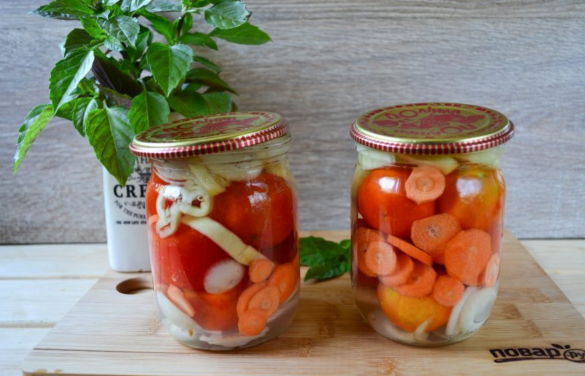 1. Этап. Помидоры с овощами в желе Ералаш: Второй раз слейте воду с помидоров, добавьте к ней по 1 ст. ложке соли и сахара, доведите до кипения. Затем снимите маринад с огня, добавьте 1 ст. ложку уксуса и набухший желатин, хорошенько размешайте до полного растворения желатина. Залейте баночки с помидорами маринадом и закатайте.