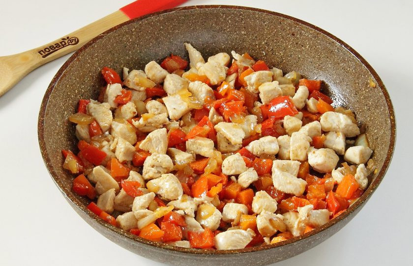 1. Этап. Пирог со сладким перцем и курицей: Верните куриное филе в сковороду. Перемешайте и снимите начинку с огня. Остудите.