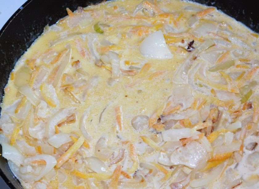 1. Этап. Кролик в сливках, приготовленный в мультиварке: Влейте соус в сковороду с овощами. Перемешайте и доведите до кипения.