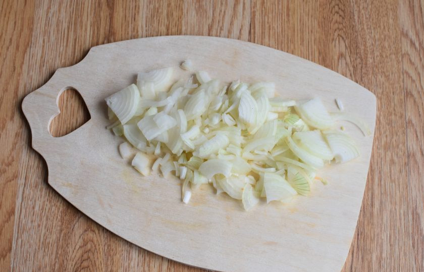 1. Этап. Чечевица с луком: Лук очистите и тонко нашинкуйте.