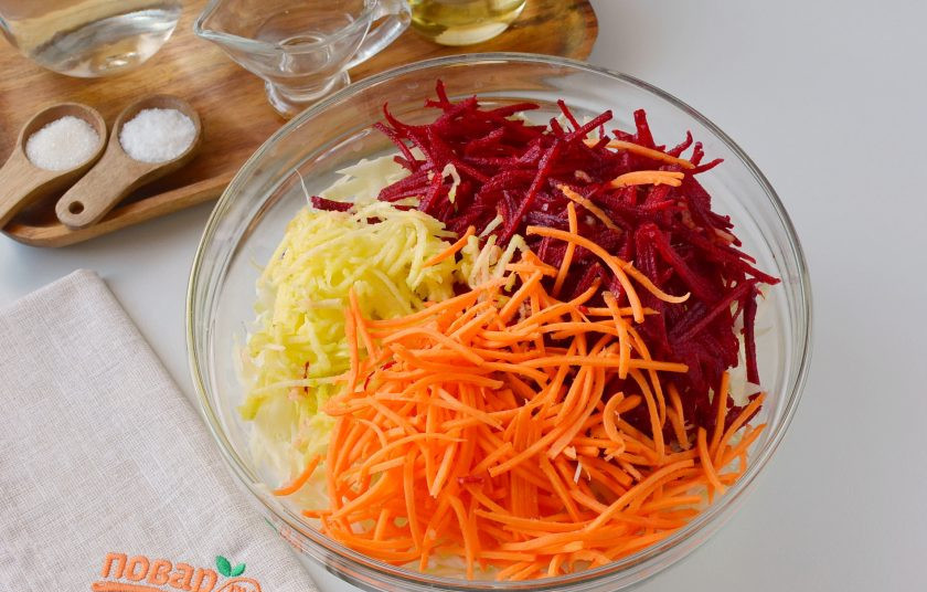 1. Этап. Салат Кремлевский: Нашинкуйте на крупной терке свеклу, морковь, яблоко.