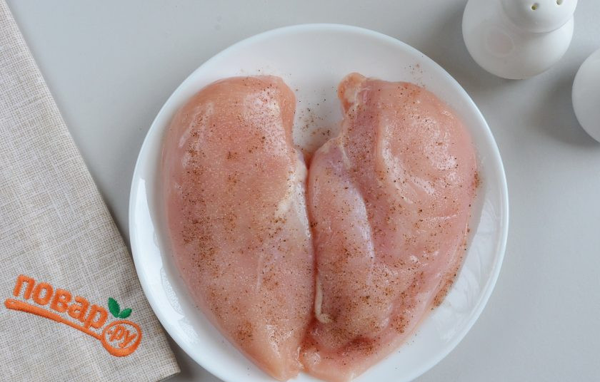 1. Этап. Слоеный салат из курицы: Куриное филе посолите, поперчите. Оставьте на 5 минут.