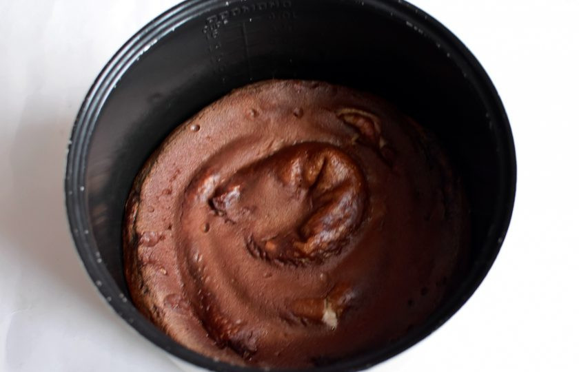 1. Этап. Блинный торт с шоколадной заливкой: Залейте блинную спираль шоколадной массой. Выпекайте в режиме 